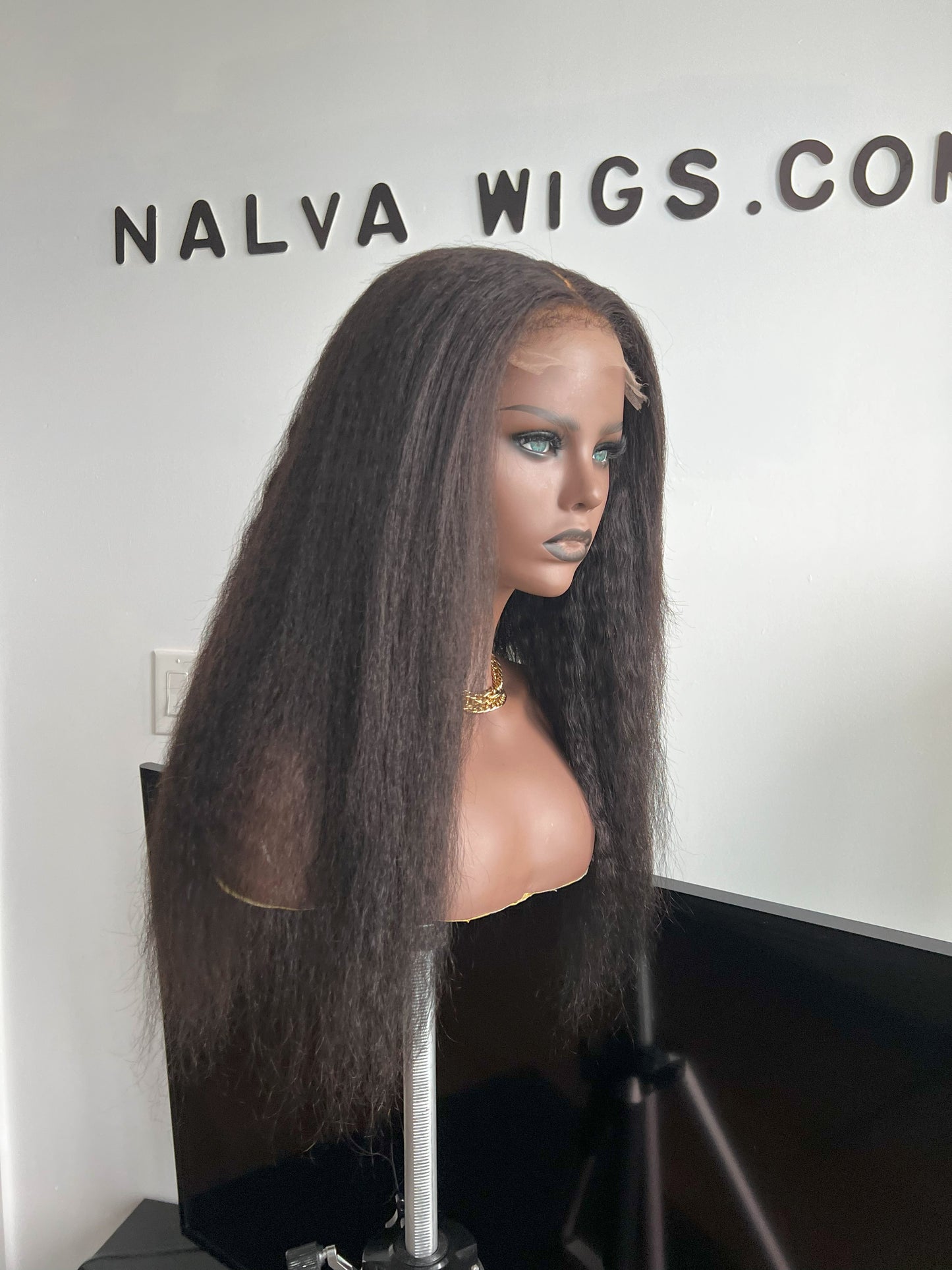 Luxury Lace Front Kinky straight wig made with Premium Virgin human hair. Light weight and beginner friendly. Details are 18” inches, Natural Dark Brown Hair Lace Closure, 180% Density. Mississauga, Ontario